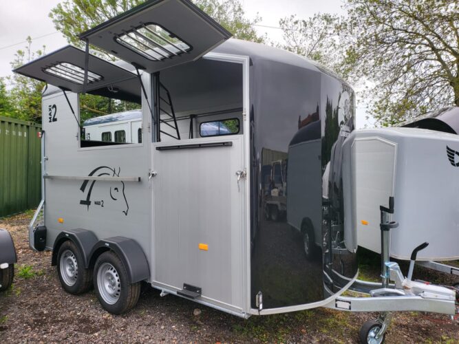 Cheval Liberte Maxi 2 Horse Trailer Windows