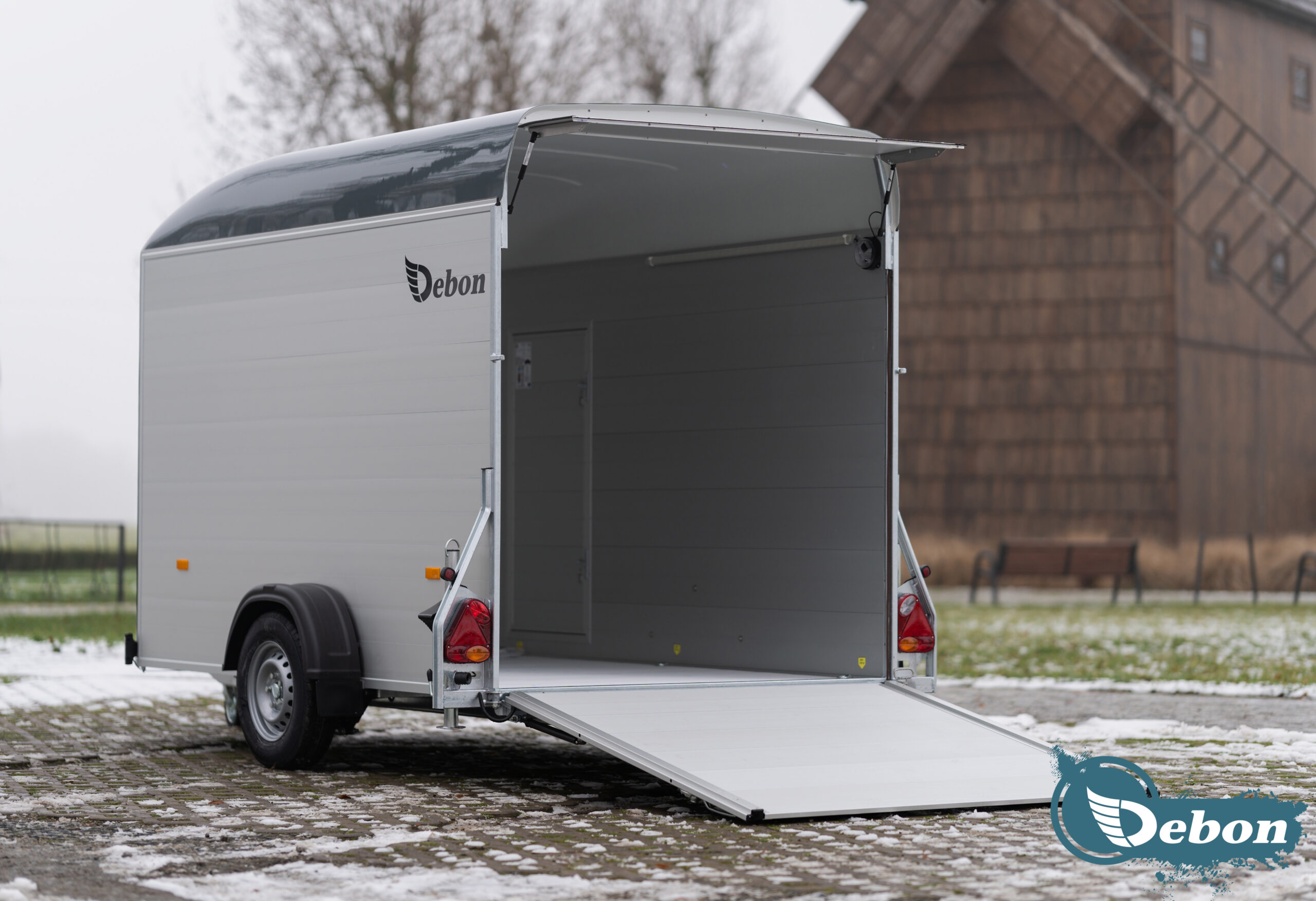 Expert box trailer servicing.